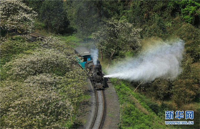 Dampfkraft und Blumenduft – Alte Schmalspurbahn in Sichuan