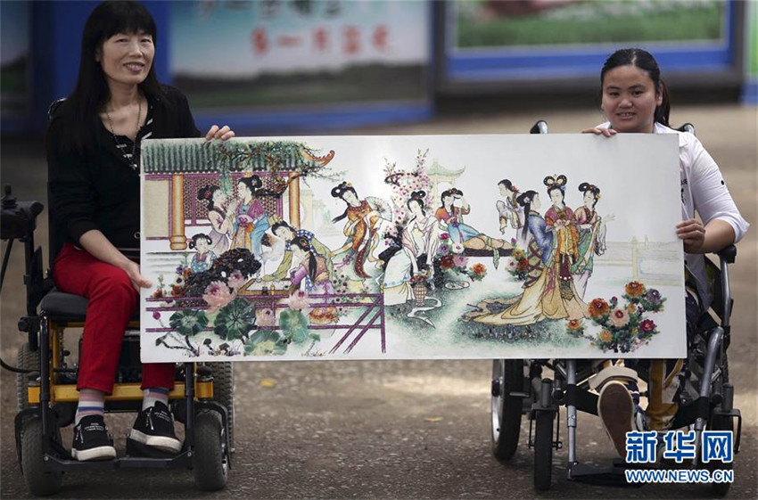 Behindertenwerkstatt pr?sentiert Edelsteingem?lde