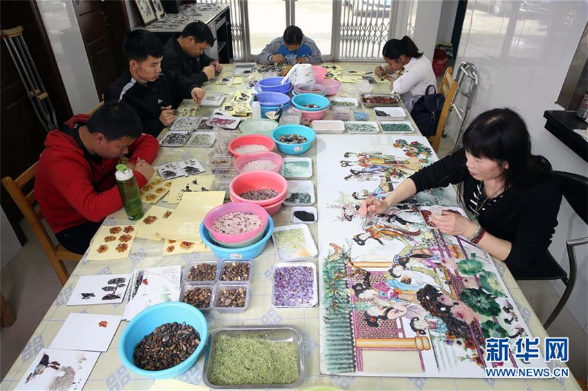 Behindertenwerkstatt pr?sentiert Edelsteingem?lde