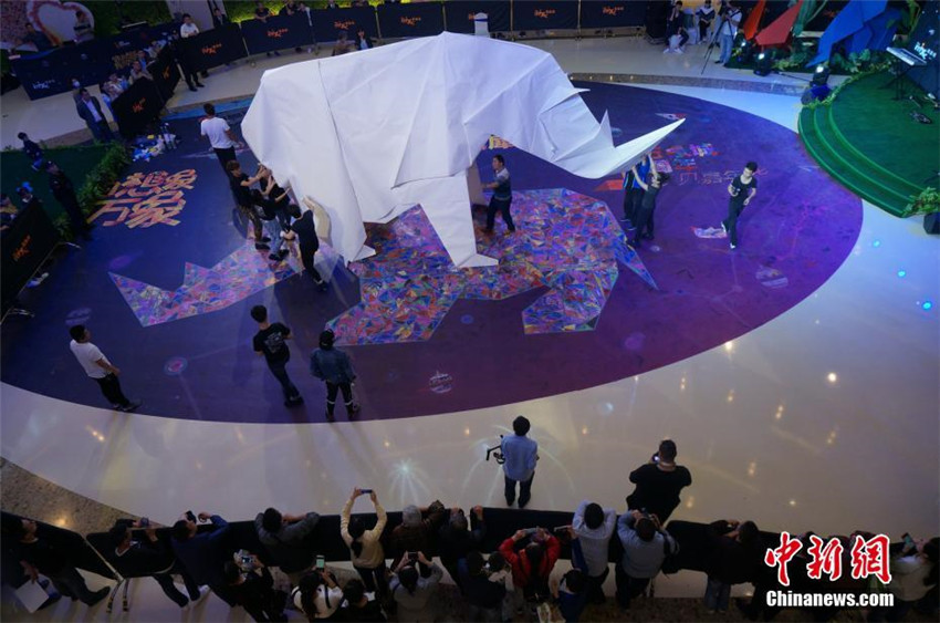 Guinness-Rekord: Riesiges Origami-Nashorn in Zhengzhou