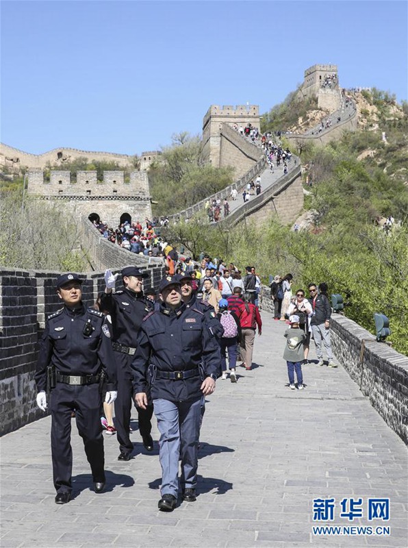 Chinesische und italienische Polizei patrouillieren gemeinsam in Badaling