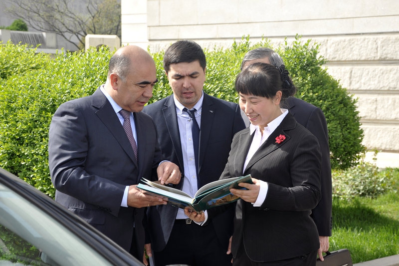 Vize-Premierminister aus Usbekistan besucht das Museum von Qin-Mausoleum