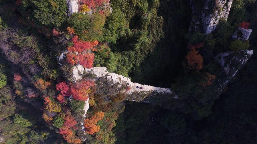 Luftaufnahmen von wundervoller Landschaft – Tiansheng-Brücke im Kreis Hu