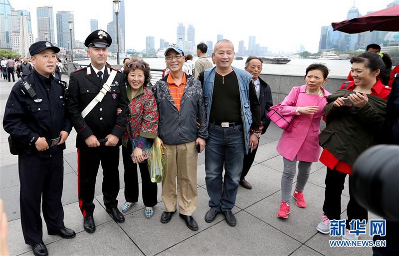 Chinesische und italienische Polizei patrouillieren gemeinsam in Shanghai