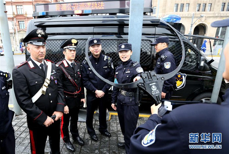 Chinesische und italienische Polizei patrouillieren gemeinsam in Shanghai