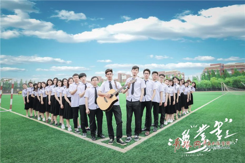 Innovative Abschlussfotos von Qingdaoer Hochschulabsolventen