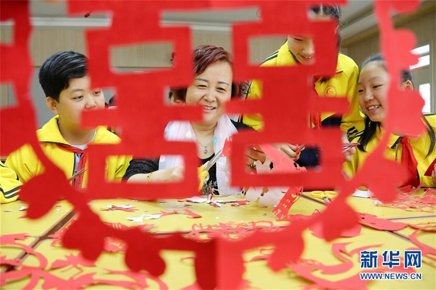 Traditionelle Volkskunst geht in die Grundschule