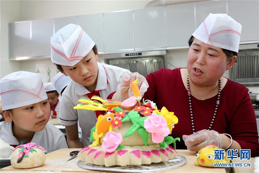 Traditionelle Volkskunst geht in die Grundschule