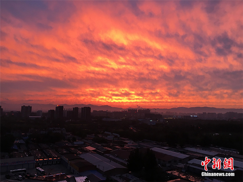 Beijing: Karminrote Wolken im Sonnenuntergang