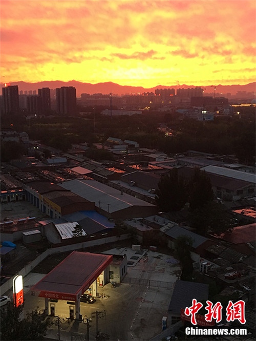 Beijing: Karminrote Wolken im Sonnenuntergang
