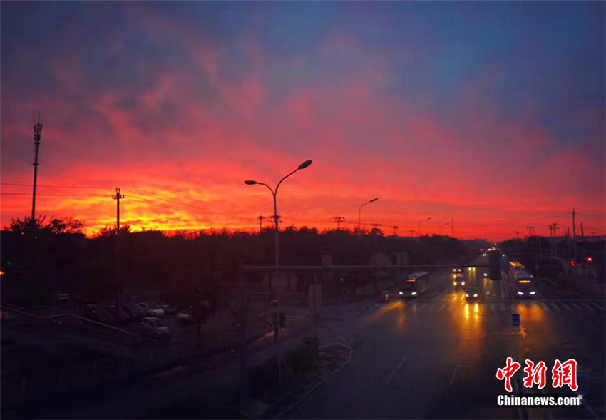 Beijing: Karminrote Wolken im Sonnenuntergang