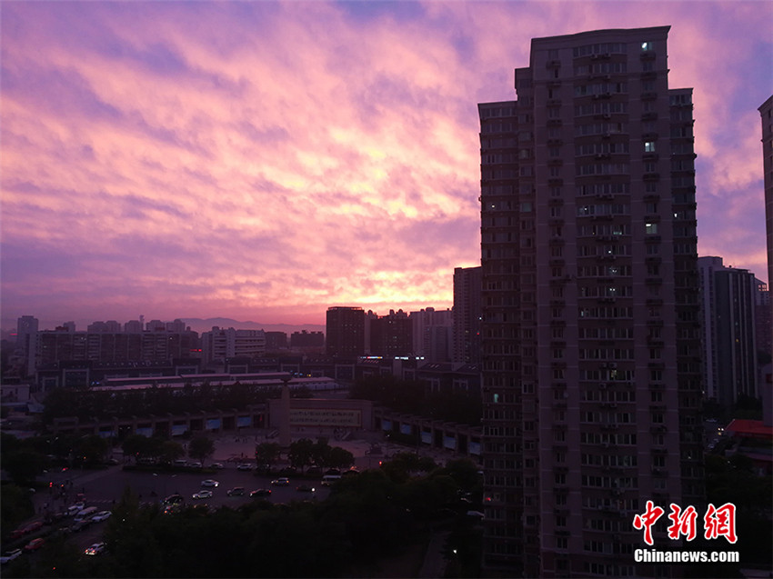 Beijing: Karminrote Wolken im Sonnenuntergang