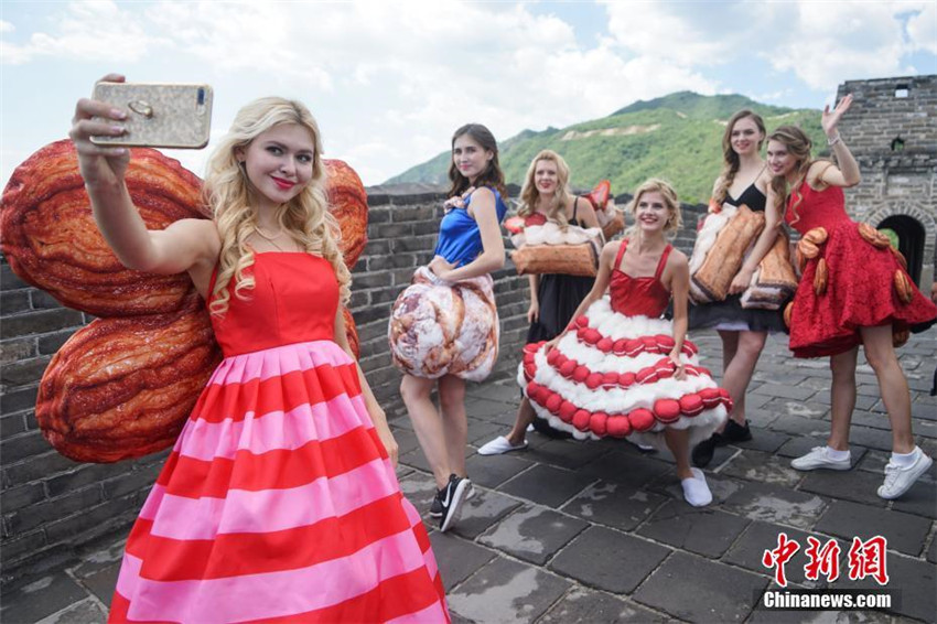 Au?ergew?hnliche Fashion-Show auf der Gro?en Mauer