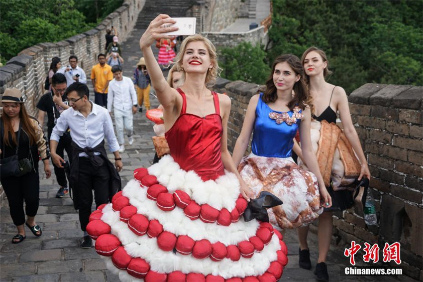Au?ergew?hnliche Fashion-Show auf der Gro?en Mauer