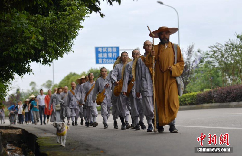 13 M?che wandern 2.600 Kilometer zum Emei-Berg