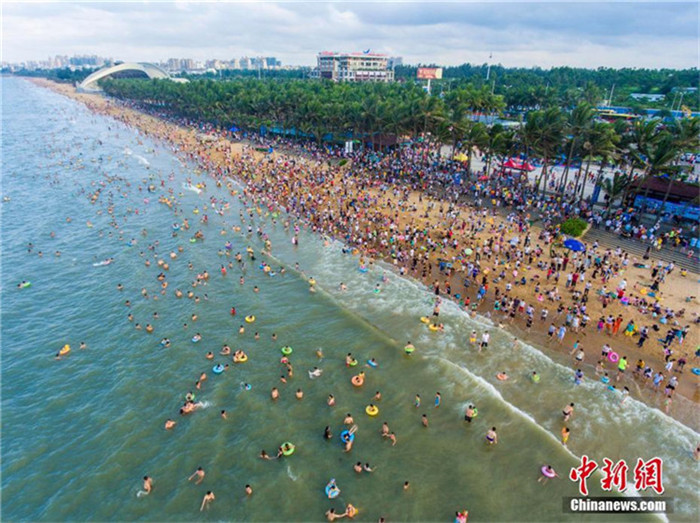 Haikou: 200.000 Menschen baden im ?Drachenwasser“