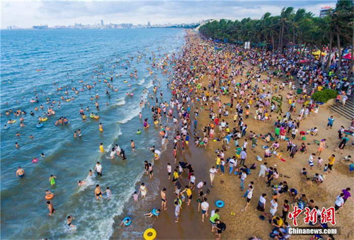 Haikou: 200.000 Menschen baden im ?Drachenwasser“