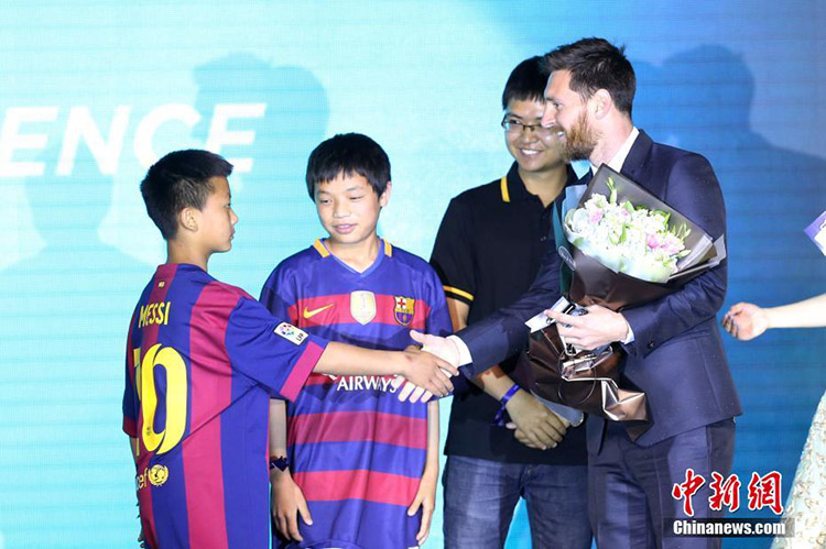 Messi er?ffnet interaktiven Fu?ball-Erlebnisraum in China