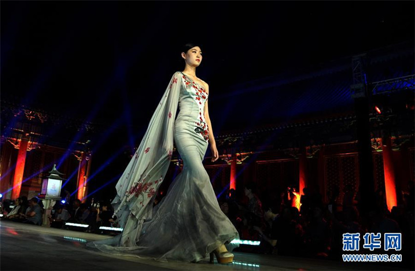 Stickerei-Modeshow in Beijings altem Prinzenhaus