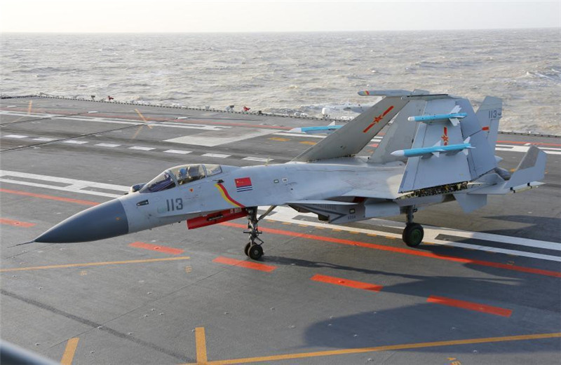 J-15 bei Flugübungen auf der Liaoning