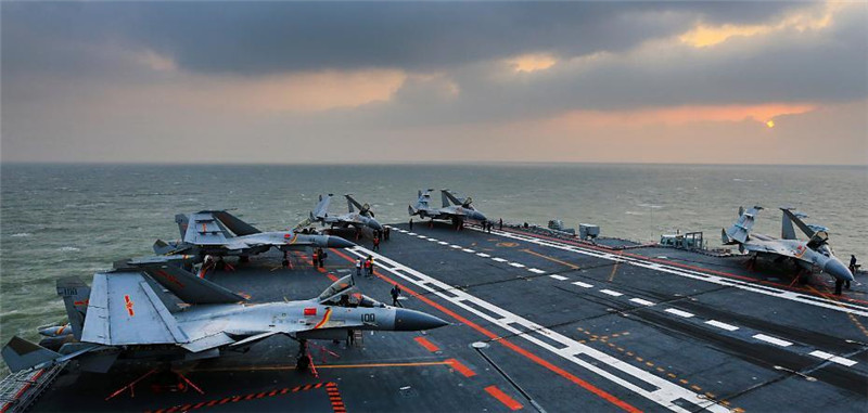 J-15 bei Flugübungen auf der Liaoning