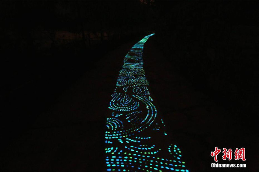 Sternennacht: Fluoreszierender Gehweg in Zhengzhou