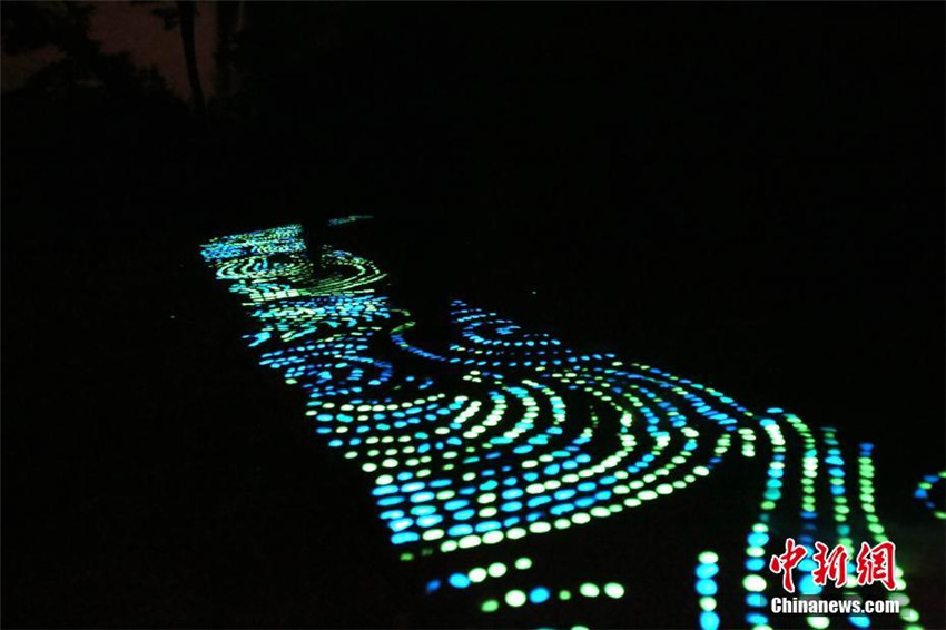 Sternennacht: Fluoreszierender Gehweg in Zhengzhou