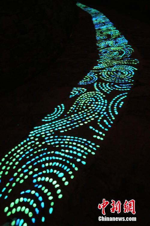 Sternennacht: Fluoreszierender Gehweg in Zhengzhou