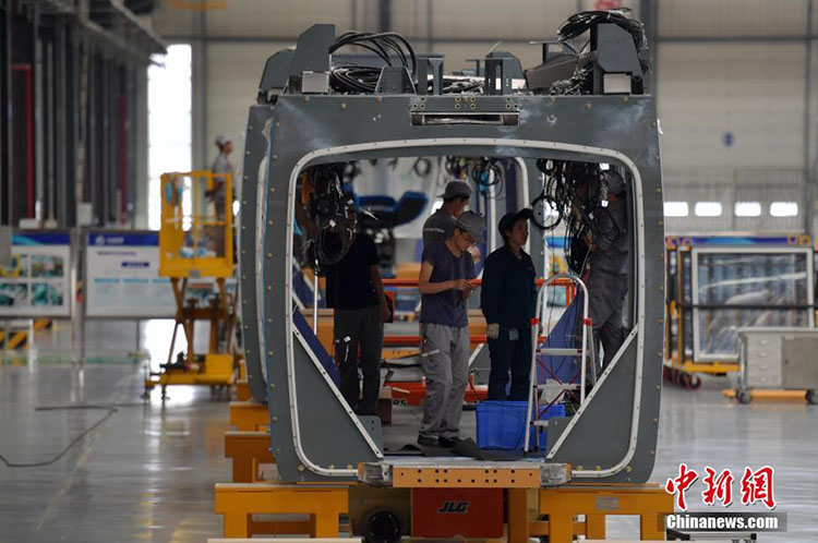 Chengdus erste Stra?enbahnlokomotive stellt sich vor