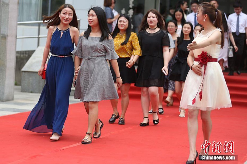 Nanjinger Hochschulabsolventen feiern ihren Abschluss auf dem roten Teppich  