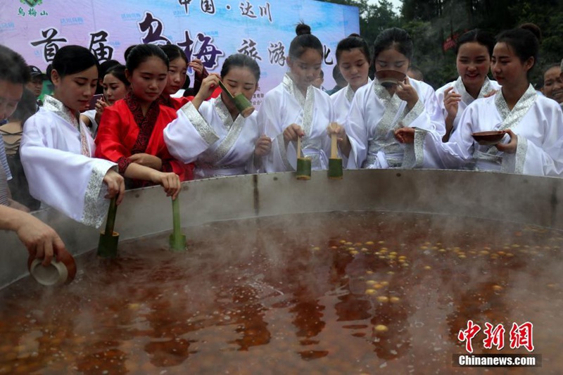 Hundertj?hrige kochen zwei Tonnen Pflaumenwein im Riesentopf