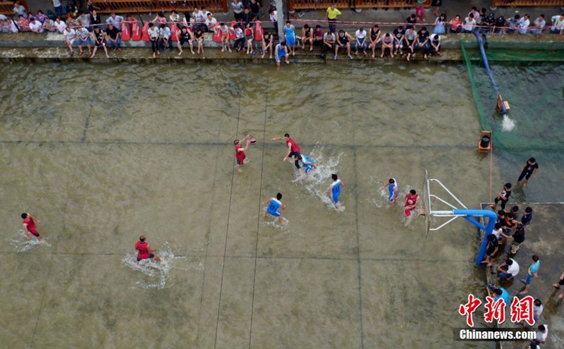 Basketballspiel auf dem Wasser in Guangxi