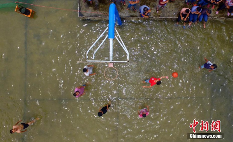 Basketballspiel auf dem Wasser in Guangxi