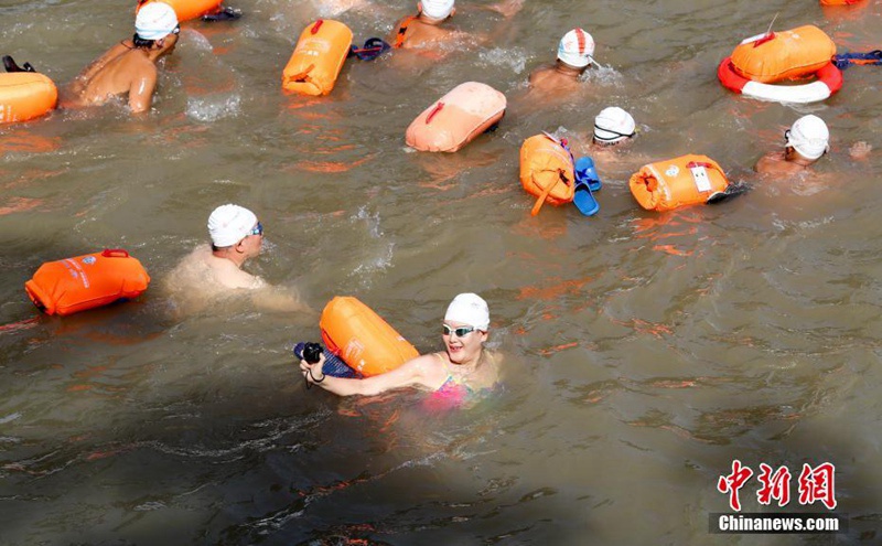 Schwimmen über den Jangtse-Fluss in Wuhan