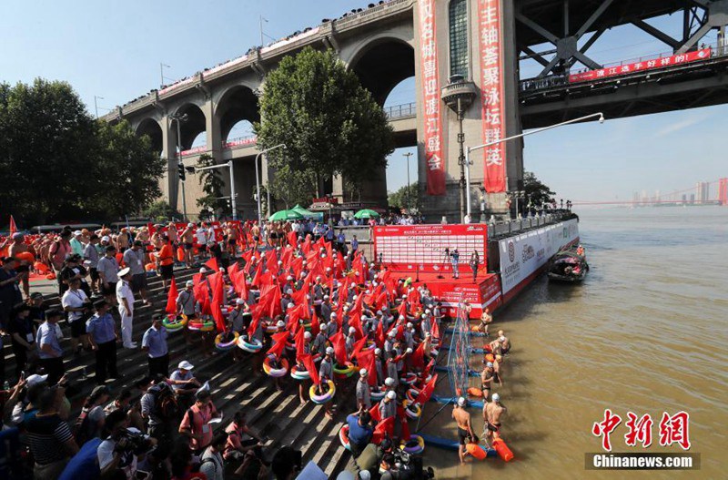 Schwimmen über den Jangtse-Fluss in Wuhan