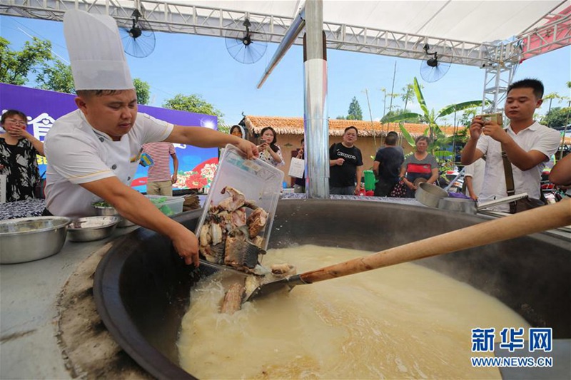 Fischkochen im Riesentopf