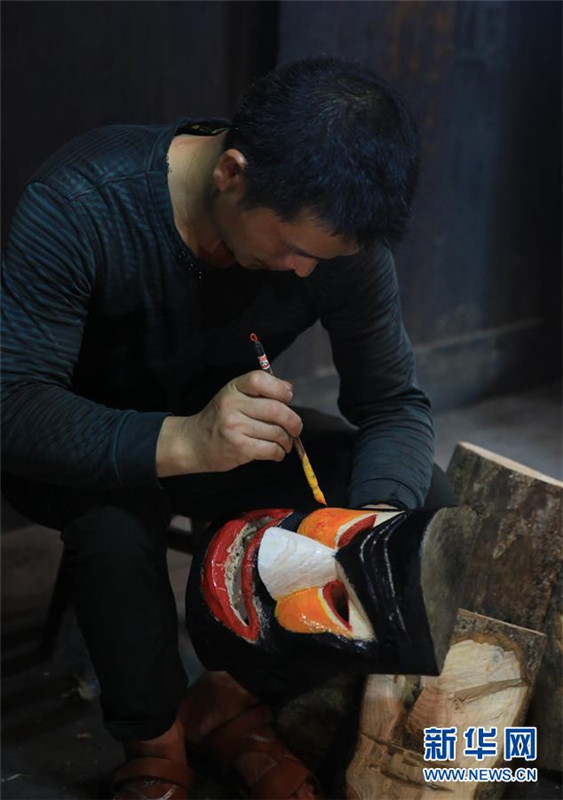 Manggao-Maskenhandwerker des Miao-Volks in Guangxi