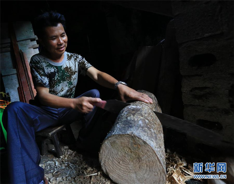 Manggao-Maskenhandwerker des Miao-Volks in Guangxi