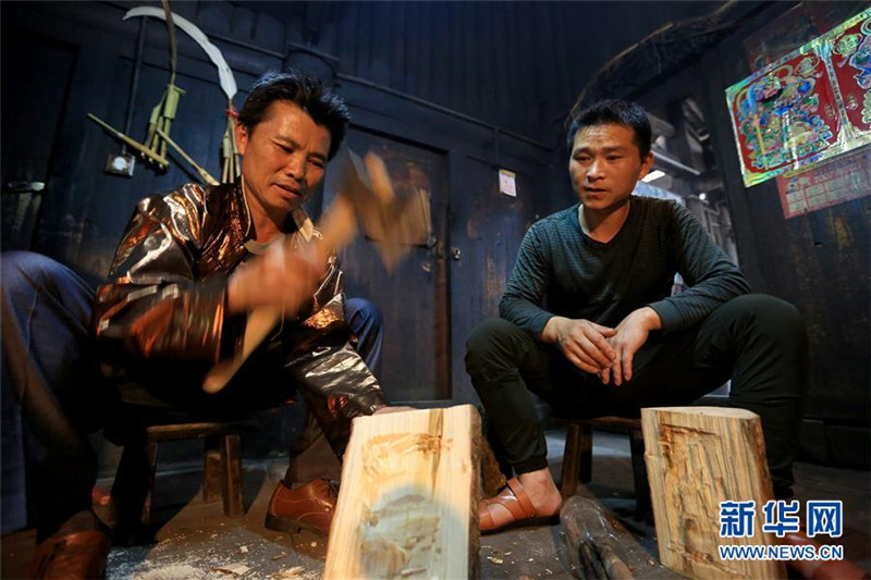 Manggao-Maskenhandwerker des Miao-Volks in Guangxi
