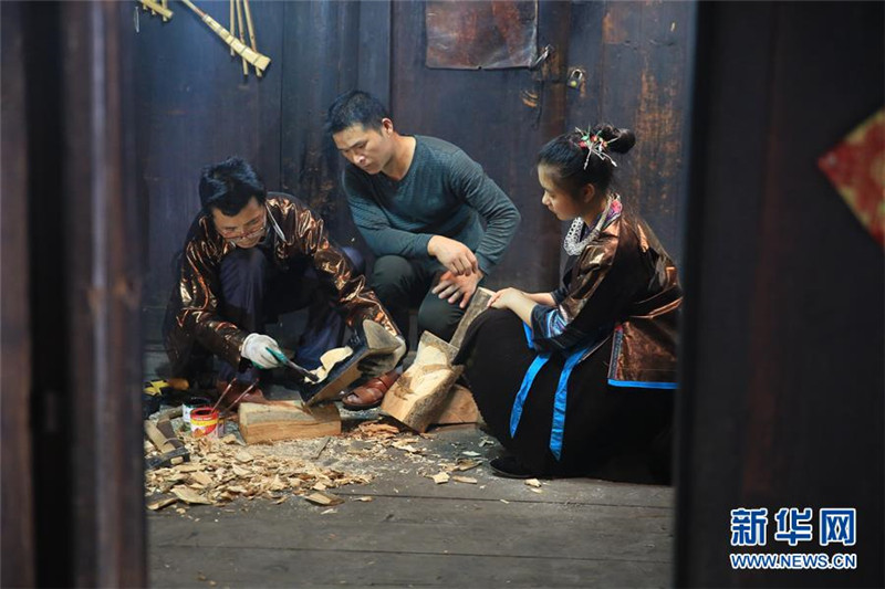 Manggao-Maskenhandwerker des Miao-Volks in Guangxi