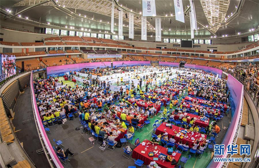 Chinesische Jugendliche zeigen ihr K?nnen in Robotertechnik