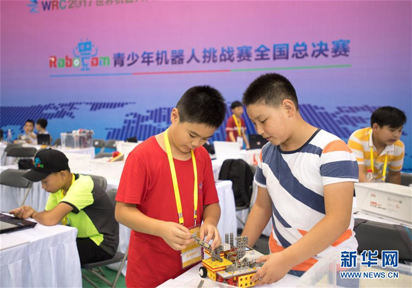 Chinesische Jugendliche zeigen ihr K?nnen in Robotertechnik