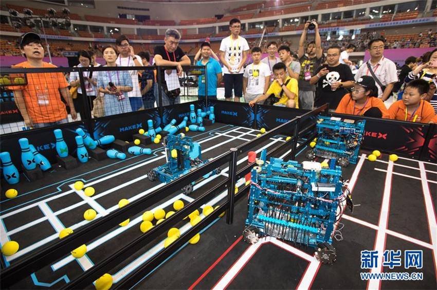 Chinesische Jugendliche zeigen ihr K?nnen in Robotertechnik