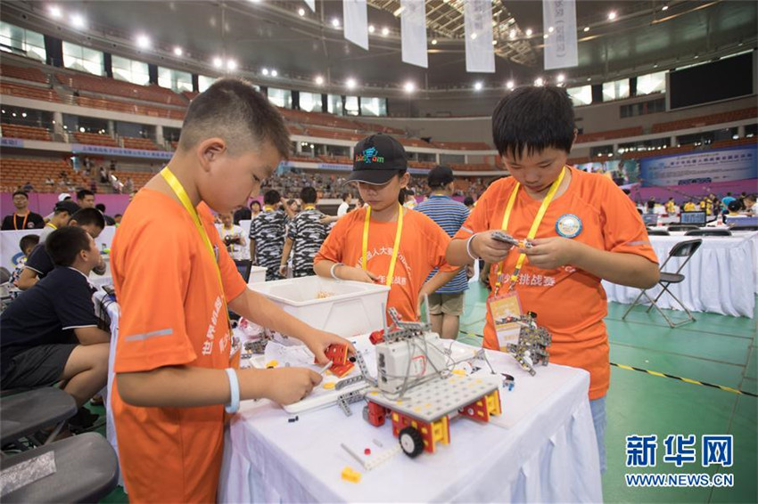 Chinesische Jugendliche zeigen ihr K?nnen in Robotertechnik