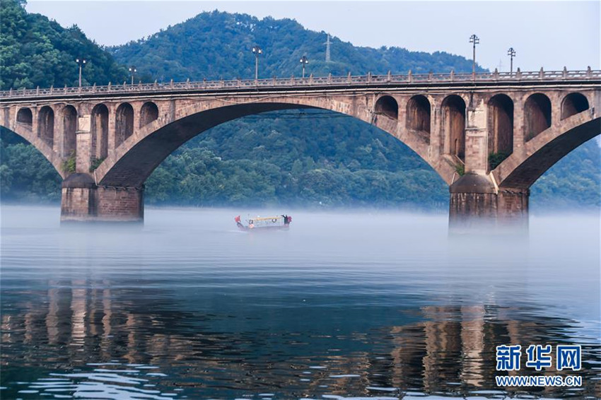 Der neblige Fluss Xin′an bringt Kühle im Sommer