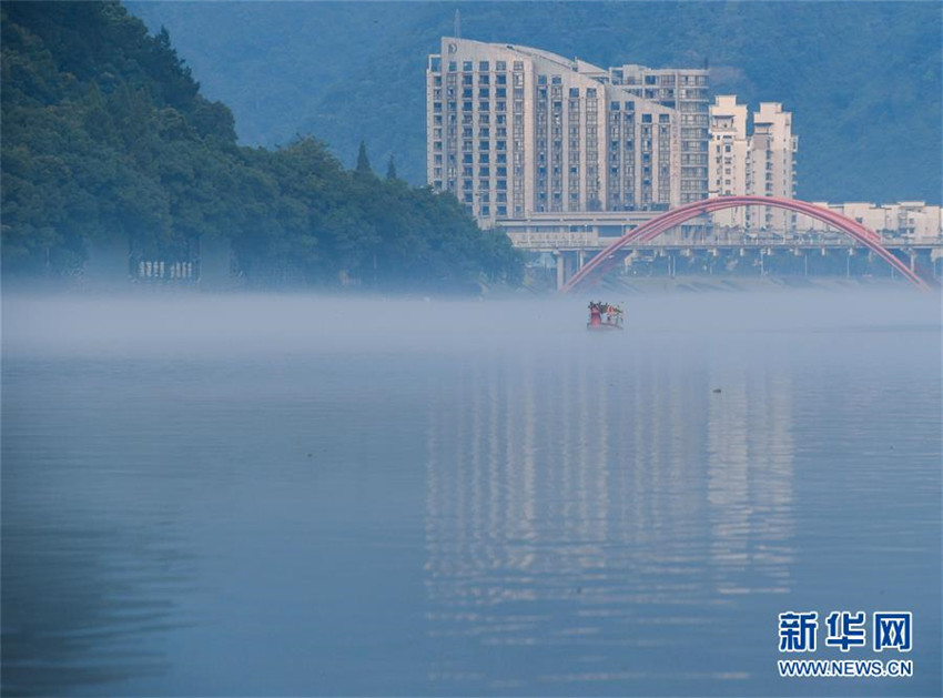 Der neblige Fluss Xin′an bringt Kühle im Sommer