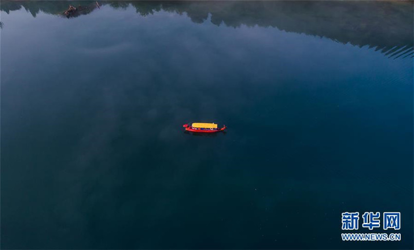 Der neblige Fluss Xin′an bringt Kühle im Sommer