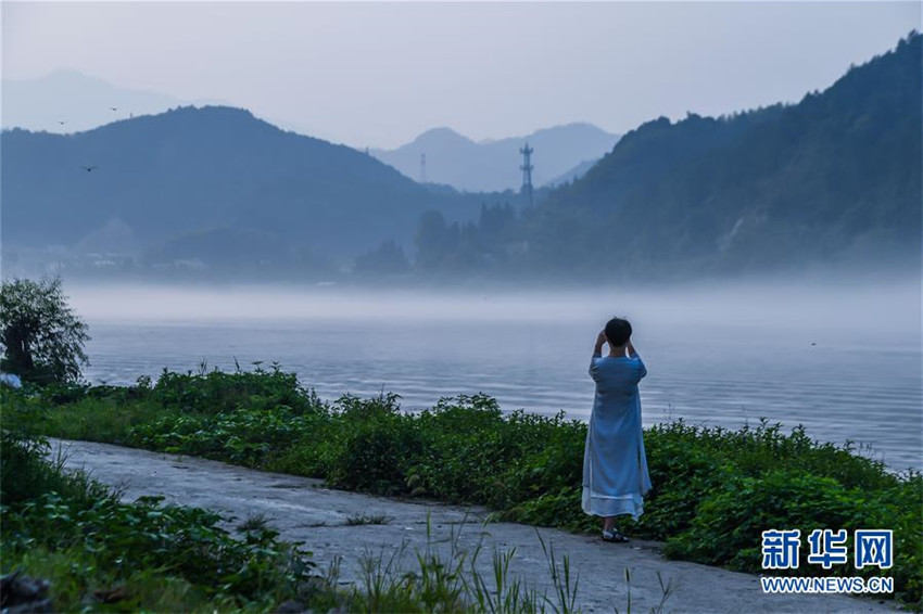 Der neblige Fluss Xin′an bringt Kühle im Sommer