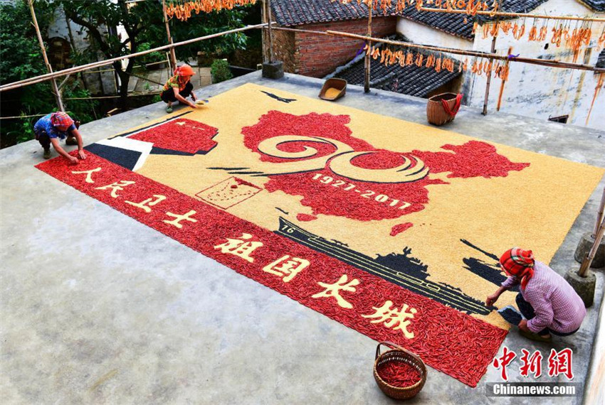 Dorfbewohner feiern 90. Jahrestag der Volksbefreiungsarmee mit Getreide-Bild