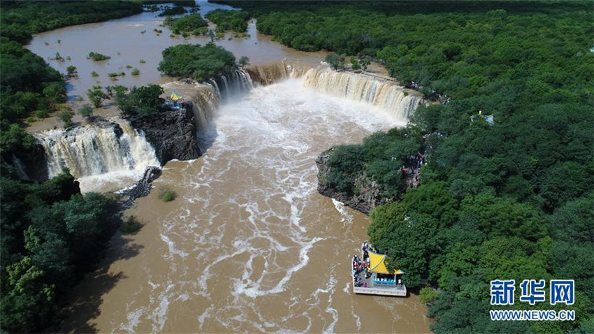 Riesiger Wasserfall in Heilongjiang zieht zahlreiche Besucher an